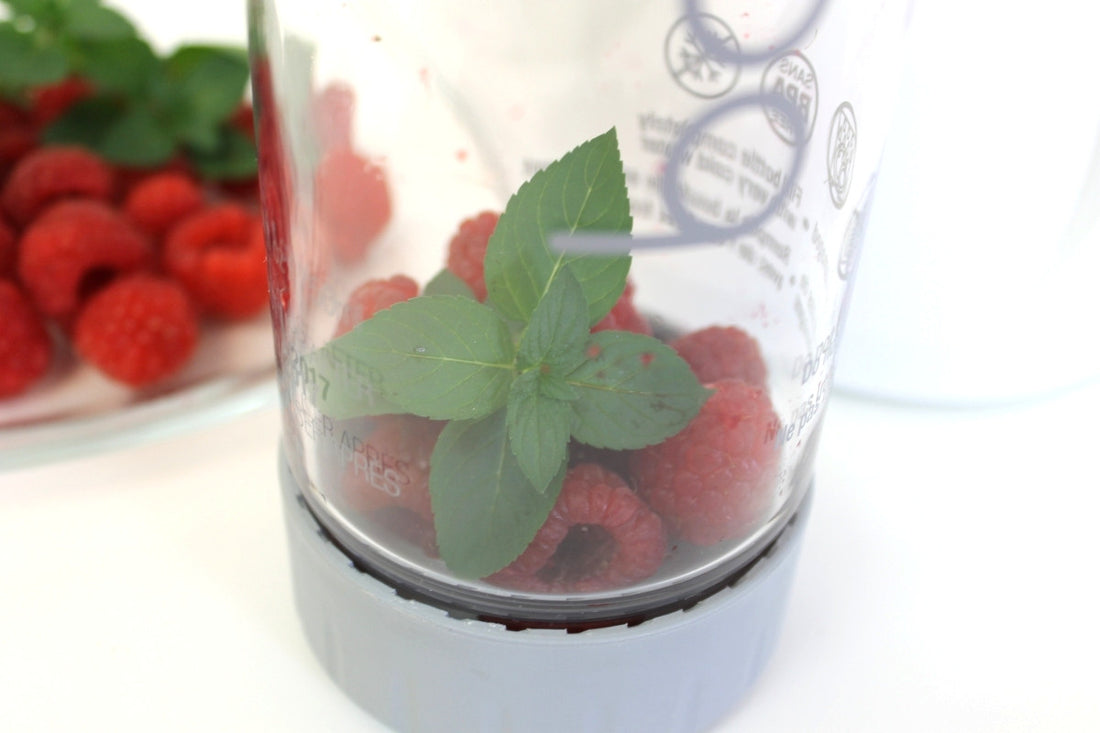 Back to Basics with Healthy, Flavourful & Pretty Sparkling Water with Raspberries & Mint